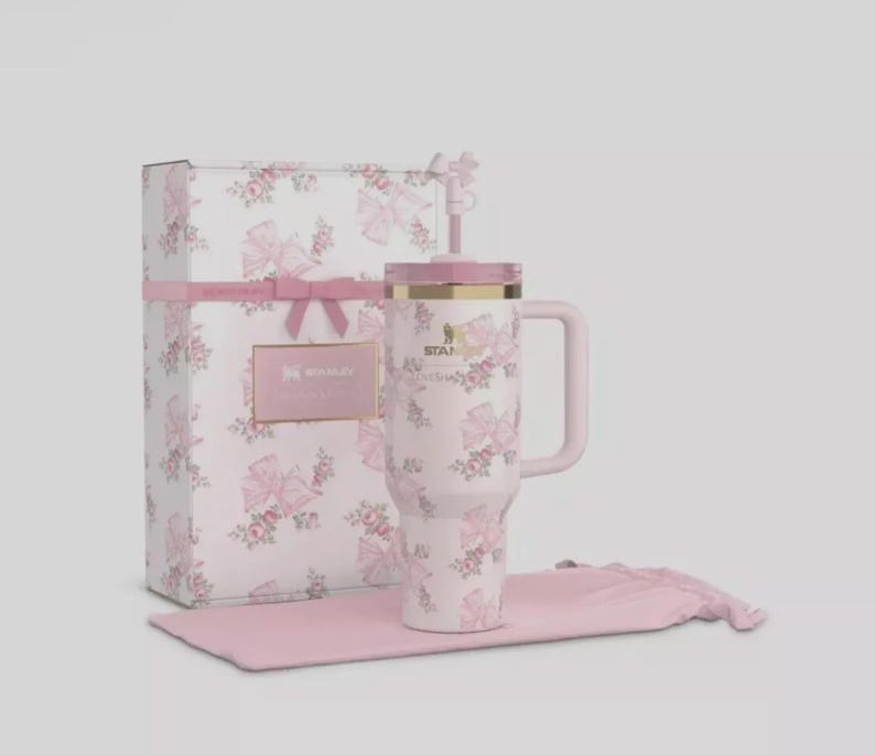 Vaso LoveShackFancy x Stanley de 590 ml: Diseño floral de rosas, agotado en el Reino Unido. imagen 1