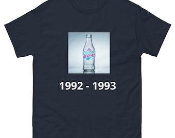 Camiseta vintage com estampa da garrafa de Crystal Cola de 1992-1993 - Refrigerante transparente perdido - Bebida extinta - Nostalgia dos anos 90 - Unissex