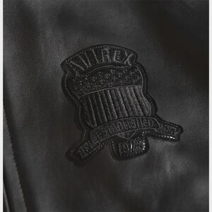 Svart bomberjacka i lammskinn för män | Flygjacka i Avirex-stil bild 4