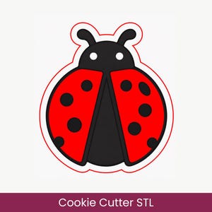 Pode incluir: Um design de cortador de biscoitos em forma de joaninha com uma cabeça preta com duas antenas e dois olhos circulares brancos, combinado com asas vermelho-brilhantes marcadas por vários pontos pretos circulares, tudo delineado por uma borda vermelha fina com o texto Cookie Cutter STL.