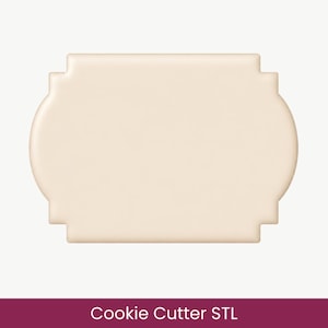 Pode incluir: Um cortador de biscoitos na cor creme com um centro retangular e lados arredondados e entalhados. O objeto apresenta uma superfície lisa e plana e uma forma simétrica distinta com bordas escalonadas, sobre um fundo liso.