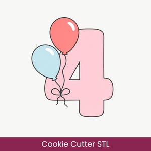 Pode incluir: Um cortador de biscoitos rosa claro em forma de número quatro, com contorno preto. Ao número estão presos dois balões, um azul claro e outro vermelho coral, cada um com um reflexo branco e um fio preto atado num pequeno laço.