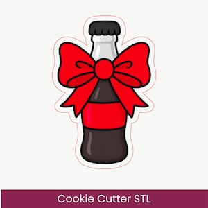 Puede incluir: Un cortador de galletas con forma de botella de vidrio con líquido marrón oscuro, un tapón negro y un gran lazo rojo brillante atado al cuello. El diseño presenta una banda roja gruesa en el centro de la botella y un borde rojo fino.