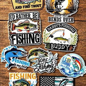Peut inclure: Un ensemble de neuf écussons brodés sur le thème de la pêche. Les motifs incluent des truites, des bars et du matériel de pêche avec des textes tels que Fish Around And Find Trout, I'd Rather Be Fishing, Daddy's Fishing Buddy, Fishing Is My Life, Gone Fishing et Fishing Makes Me Happy.