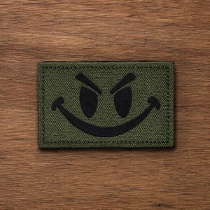 Smiley-Gesicht, grün/schwarz | Handgefertigter Aufnäher mit Klettverschluss und Sublimationsdruck