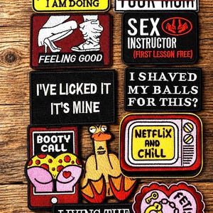 Puede incluir: Una colección de parches bordados rectangulares y con formas que presentan diversos textos humorísticos y diseños gráficos, incluyendo frases como 'I have no idea what I am doing', 'Sex instructor', 'Booty call' y 'Netflix and chill' en colores.