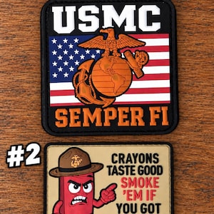 Puede incluir: Dos parches rectangulares. El parche n.º 1 presenta el logotipo del USMC, la bandera estadounidense y el texto USMC y SEMPER FI. El parche n.º 2 es de color tostado con un crayón rojo de dibujos animados con un sombrero de campaña y el texto CRAYONS TASTE GOOD SMOKE 'EM IF YOU GOT 'EM.