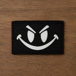 Smiley-Gesicht, schwarz/weiß | Handgefertigter Aufnäher mit Klettverschluss und Sublimationsdruck