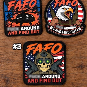 Könnte beinhalten: Drei rechteckige und kreisförmige bestickte Aufnäher mit taktischen Motiven. Nummer 1 zeigt einen schwarzen Hubschrauber über einem Feuer mit dem Text FAFO. Nummer 2 zeigt einen Weißkopfseeadler mit Gewehren und einer Flagge.