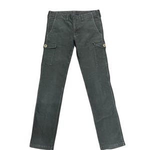 Pantalones cargo unisex de marca japonesa, estilo streetwear, con múltiples bolsillos.