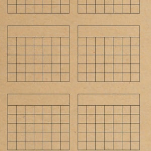 Può includere: Un calendario per il conto alla rovescia su carta color marrone chiaro con il testo Daddy's Deployment Countdown in nero. Il design include sette griglie di calendario vuote, icone di buste, stelle pendenti e sagome di elicotteri.