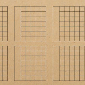 Puede incluir: Un gráfico de cuenta regresiva rectangular de color tostado con el texto Daddy's Deployment Countdown en letras negras. El diseño incluye una cuadrícula para seguir los días, pequeñas ilustraciones de estrellas, iconos de sobres y placas militares.