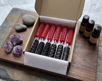 Mini candele magiche in cera d'api nere e rosse per rituali di stregoneria, meditazioni e definizione delle intenzioni