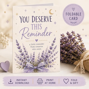 Può includere: Un biglietto d'auguri pieghevole con sfondo color crema, illustrato con un bouquet di lavanda, un nastro viola e il testo: YOU DESERVE THIS Reminder, a little reminder from someone who cares. Il biglietto è decorato con piccole stelle dorate e una luna crescente.
