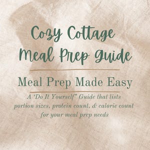 Op de afbeelding: Beige achtergrond met de tekst "Cozy Cottage Meal Prep Guide" in groen script. Daaronder staat de tekst "Meal Prep Made Easy" in een schreefletter. De gids vermeldt portiegroottes, eiwitten en calorieën.