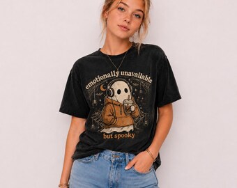 Camiseta "Emocionalmente inaccesible pero espeluznante" / Camiseta de Halloween con fantasma adorable / Camiseta con estética otoñal acogedora para introvertidos