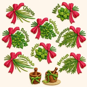 Könnte beinhalten: Eine Sammlung gestickter Kräuterbündel mit roten Schleifen, beschriftet mit Chives, Mint, Parsley, Salsinha, Rosemary, Hortelã, Cebolinha und Alecrim, sowie zwei hölzerne Mörser mit Stößeln und grünen Schleifen auf hellem Hintergrund.