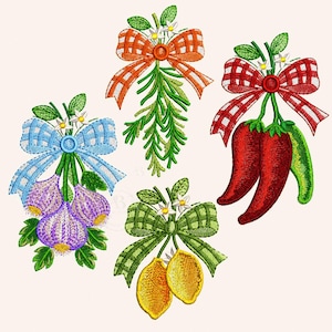 Puede incluir: Cuatro diseños bordados con productos y hierbas. Cada diseño incluye un lazo de cuadros y detalles florales. Los diseños incluyen ajo, romero, chiles y limones. La paleta de colores incluye rojo, verde, amarillo, azul y morado.