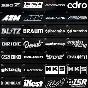 Könnte beinhalten: Eine Sammlung weißer Logo-Aufkleber auf schwarzem Hintergrund. Die Aufkleber zeigen verschiedene Automarken und -phrasen, darunter "180SX", "350Z", "AEM", "BLITZ", "Donut", "ENKEI", "GReddy", "HKS", "HOONIGAN" und "illest".
