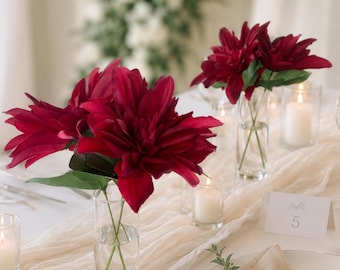 Conjunto de centro de mesa color borgoña con flores y jarrón para bodas. Centro de mesa rojo oscuro para bodas. Arreglo de mesa para recepción. Decoración para despedida de soltera y aniversario en color rojo.