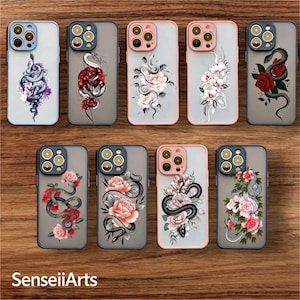 Puede incluir: Nueve fundas para smartphone dispuestas en dos filas, cada una con una ilustración única de una serpiente entrelazada con varias flores como rosas y peonías. Las fundas tienen respaldos translúcidos, marcos de cámara de colores y el texto SenseiiArts.