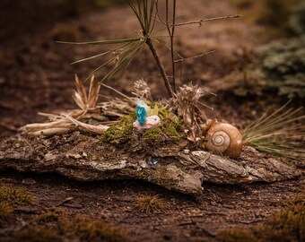 El guardián del tiempo del musgo: una escultura forestal única / Arte del bosque / Decoración natural con detalles de cristal.