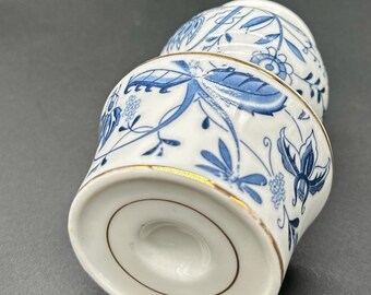Tasse florale bleue et blanche en porcelaine avec bordure dorée