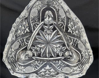 Plato triangular de cristal tallado vintage con patrón de estrella de 90 cm de altura.