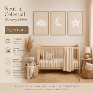 Op de afbeelding: Een set van negen digitale kinderkamerprints met neutrale hemelse illustraties van een wolk, maan en ster. De prints hangen in lichte houten lijsten boven een houten wieg, met tekst die een 2:3-verhouding en 300 DPI resolutie aangeeft.