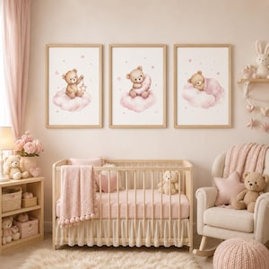 Könnte beinhalten: Drei gerahmte Wandbilder mit Aquarellillustrationen von braunen Teddybären auf rosafarbenen Wolken. Der erste Bär hält einen Stern, der zweite einen Halbmond und der dritte schläft unter einer Decke. Die Bilder sind in hellen Holzrahmen.