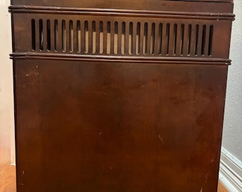 Cesto de ropa de madera tradicional con forma de capuchino