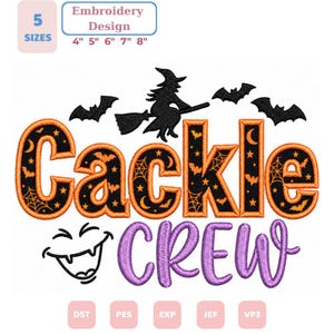 Puede incluir: Un diseño de bordado con el texto Cackle Crew en naranja y morado. La palabra Cackle está rellena de tela negra con murciélagos, estrellas y telarañas naranjas. Una bruja negra sobre una escoba y tres murciélagos se encuentran sobre el texto.