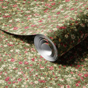 Peut inclure: Un rouleau de papier peint présentant un motif floral répétitif sur un fond vert sauge. Le design se compose de petites fleurs éparpillées dans des tons rose, blanc et rouge foncé, accompagnées de fines tiges et feuilles marron foncé.