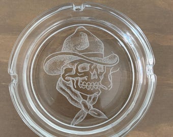 Posacenere tradizionale americano con scheletro di cowboy inciso.