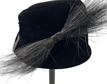 Vintage Ferncroft Black Velvet Pillbox Hat Feather Brush Accent Mid Century 22.5
