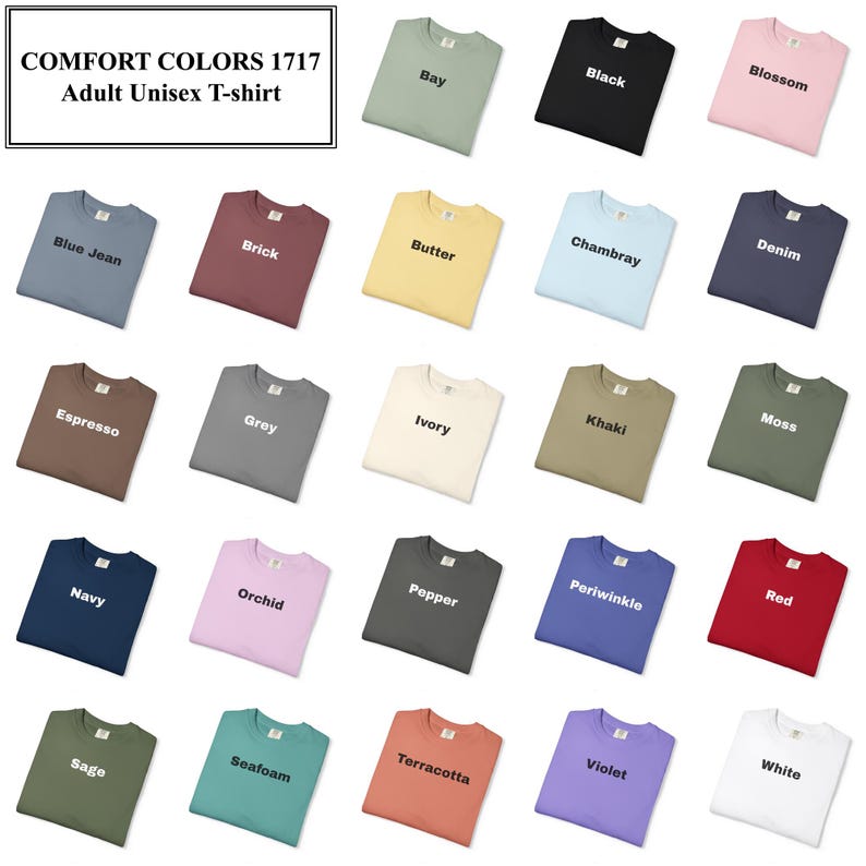 Op de afbeelding: Een verzameling Comfort Colors 1717 unisex t-shirts voor volwassenen in verschillende kleuren, waaronder Bay, Black, Blossom, Blue Jean, Brick, Butter, Chambray, Denim, Espresso, Grey, Ivory, Khaki, Moss, Navy, Orchid, Pepper, Periwinkle, Red, Sage, Seafoam, Terracotta, Violet en White.