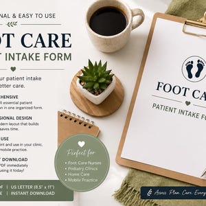 以下が含まれることがあります： 「FOOT CARE PATIENT INTAKE FORM」と印刷されたクリップボード、コーヒーカップ、小さな多肉植物。 フォームはUSレターサイズ（21.6 x 27.9 cm）です。 画像にはペンとメモ帳も含まれています。