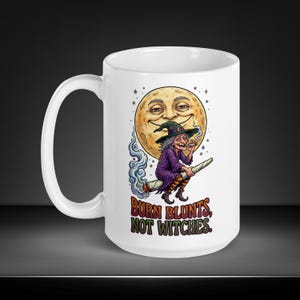 Taza de cerámica blanca brillante con el lema "Quema porros, no brujas" y humor sobre marihuana.