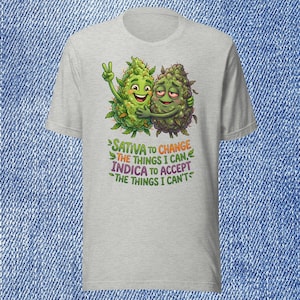 Peut inclure: T-shirt gris clair avec un dessin animé de deux têtes de cannabis qui s'embrassent. L'un des bourgeons fait le signe de la paix. Le texte dit "Sativa to change the things I can, Indica to accept the things I can't."
