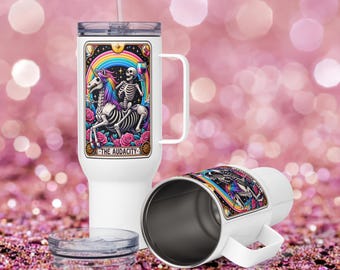 Taza de viaje con asa con diseño de esqueleto montando un unicornio y carta del tarot Audacity