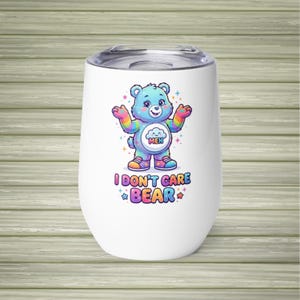 Lustiger Meh Bär Weinbecher | Niedliche Regenbogen Wolke Tasse | Sarkastische Geschenkidee | Buntes Thermo-Gedeck