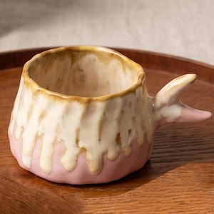 Mug rose émaillé goutte-à-goutte pincé à la main - Tasse en céramique avec poignée queue abstraite - Poterie esthétique crème fondante, tasse à thé wabi-sabi, cadeau unique fait main