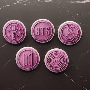Kpop Cookie-inspirerade knappar med nål – Lila replikkonstset (5 delar, 2,5 cm)