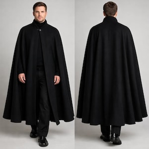 Puede incluir: Una capa negra con cuello alto y cierre de botón. La prenda larga está hecha de una tela pesada y se muestra desde el frente y la espalda. La capa se usa sobre un cuello alto y pantalones negros.