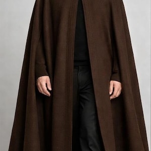 Puede incluir: Un juego de tres tazas de cerámica con un acabado moteado y mate. Las tazas son de color crema, gris claro y gris oscuro. Cada taza tiene un diseño simple y minimalista y un asa redondeada. Las tazas están apiladas.