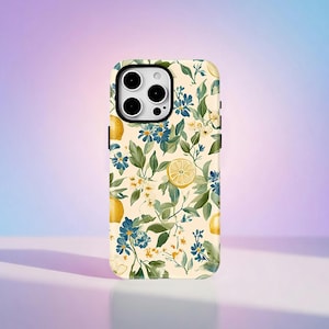 Puede incluir: Funda de teléfono con fondo crema con un diseño de acuarela de limones, flores azules y hojas verdes. La funda tiene un recorte para la cámara.