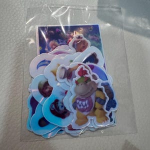 K&ouml;nnte beinhalten: Ein Set aus drei Keramikbechern mit gesprenkelter, matter Oberfl&auml;che. Die Becher sind in Creme-, Hellgrau- und Dunkelgraut&ouml;nen gehalten. Jeder Becher hat ein schlichtes, minimalistisches Design, ideal f&uuml;r Kaffee oder Tee.