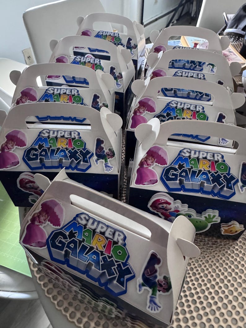 K&ouml;nnte beinhalten: Eine wei&szlig;e Keramik-Tasse mit schwarzem Henkel und dem Text "But First, Coffee" in schwarzer, fetter Schrift. Die Tasse steht auf einer Holzoberfl&auml;che.