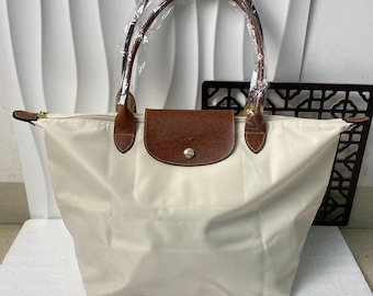Bolso tote grande de nailon blanco Longchamp, bolso plegable ligero para uso diario con detalles de piel.