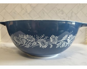Vintage Pyrex Colonial Mist 442 Cinderella Bowl 1.5 Qt Blue White Daisy 1980s